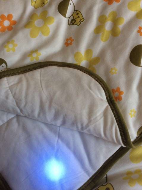 寶媽買了紫光手電,衣服上好多熒光劑,看的心慌害怕